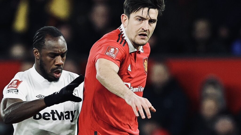 PSG quer zagueiro mais caro da história do futebol - Harry Maguire, do Manchester United, em disputa de bola com adversário