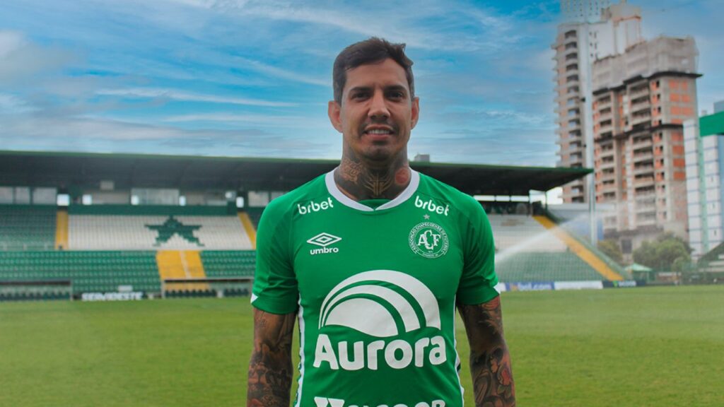 Zagueiro Victor Ramos, vestindo camisa da Chapecoense na Arena Condá