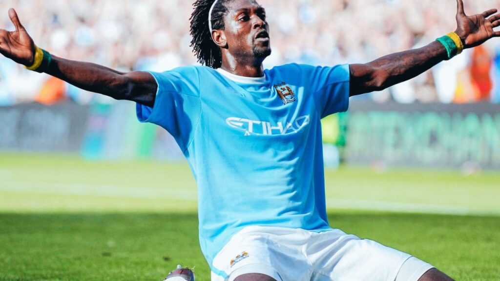 Adebayor anuncia aposentadoria: No chão, atacante Emmanuel Adebayor comemora gol pelo Manchester City