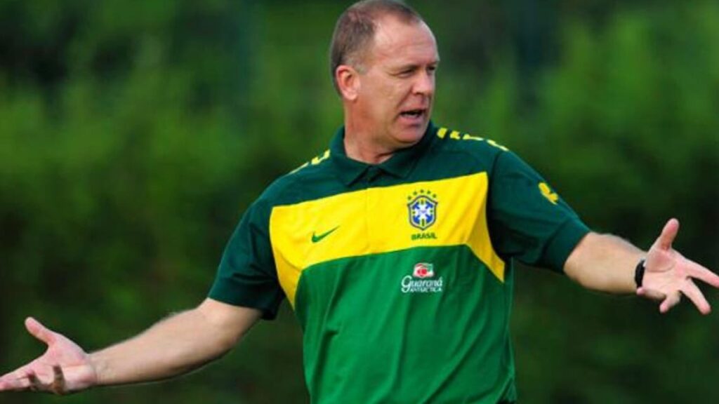 Técnico Mano Menezes em treino da Seleção Brasileira