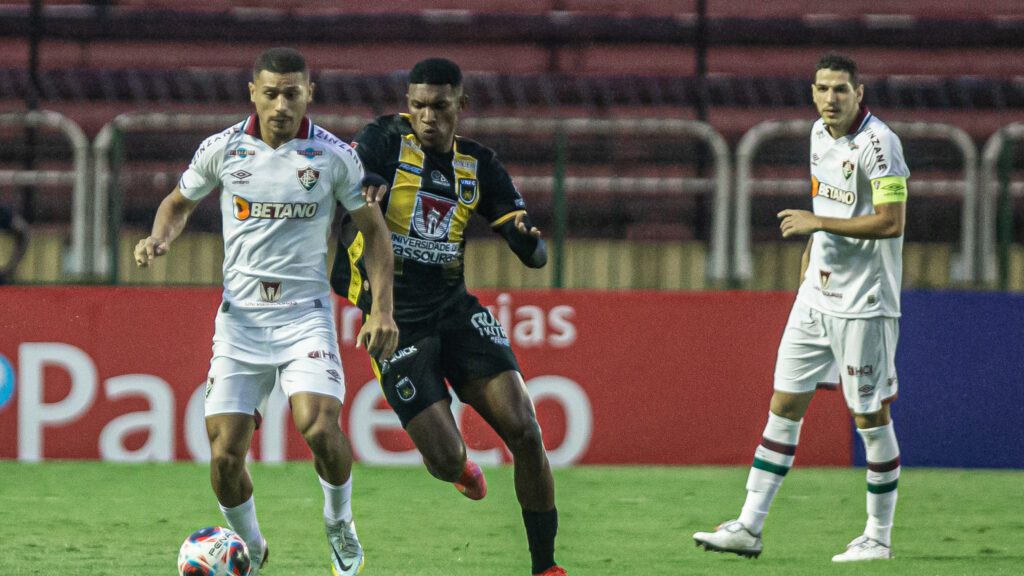 André, do Fluminense, e Lelê, do Volta Redonda, disputam bola em jogo da semi do Cariocão