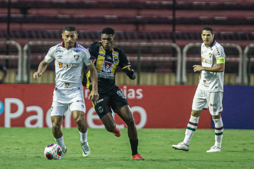 André, do Fluminense, e Lelê, do Volta Redonda, disputam bola em jogo da semi do Cariocão