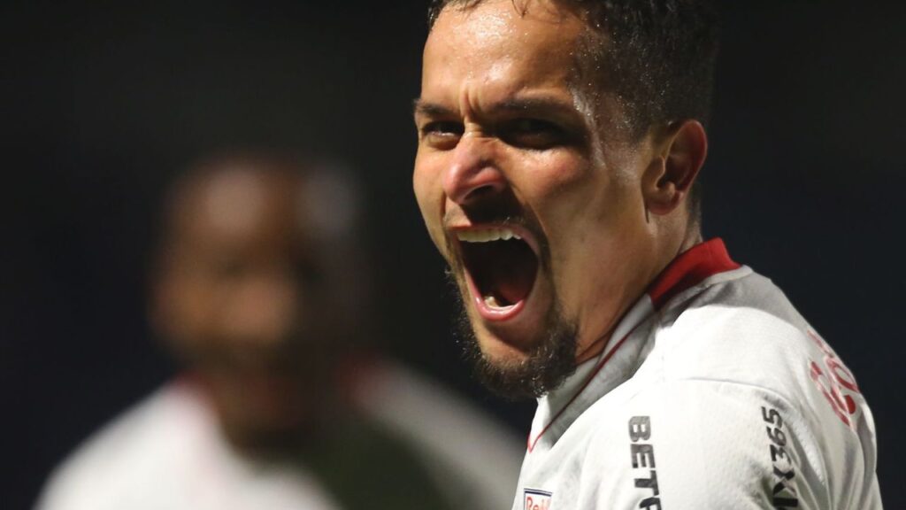 Atacante Artur comemora gol do Red Bull Bragantino