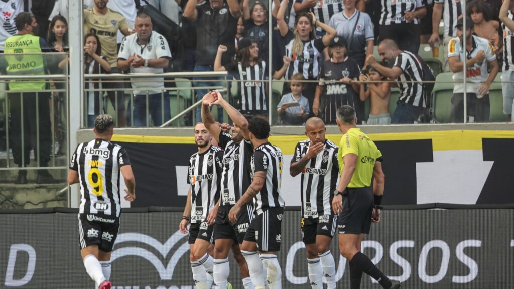 Hulk decide e Atlético-MG vai à final do Mineiro após vencer Athletic - Hulk comemora gol com seus companheiros e a torcida do Galo aparece ao fundo, efusiva com a comemoração