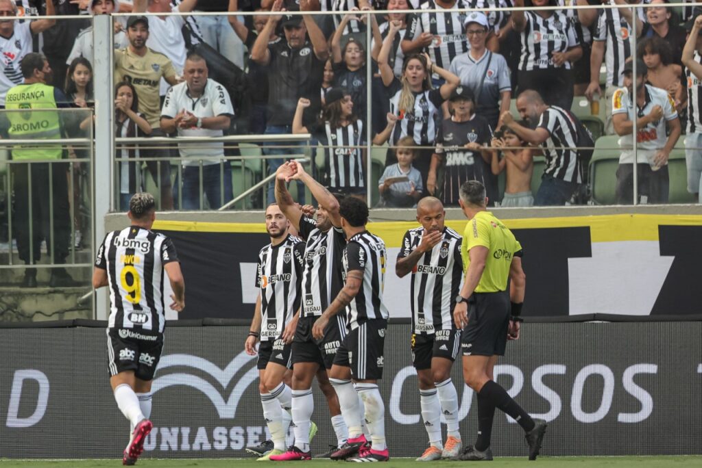 Hulk decide e Atlético-MG vai à final do Mineiro após vencer Athletic - Hulk comemora gol com seus companheiros e a torcida do Galo aparece ao fundo, efusiva com a comemoração