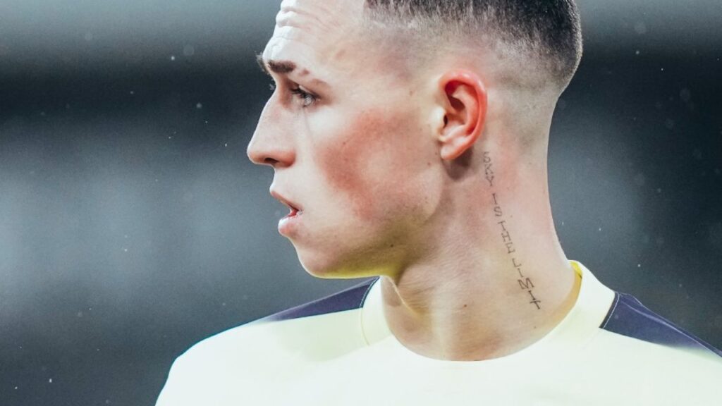 Phil Foden faz cirurgia: Em primeiro plano, atacante Phil Foden em jogo do Manchester City