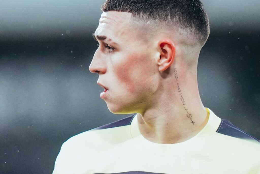 Phil Foden faz cirurgia: Em primeiro plano, atacante Phil Foden em jogo do Manchester City