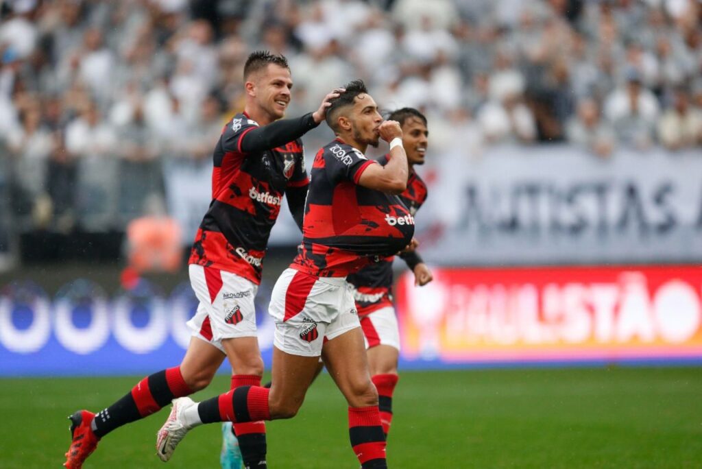 São Paulo anuncia Raí Ramos: Lateral Raí Ramos, do Ituano, comemora gol contra o Corinthians com companheiros