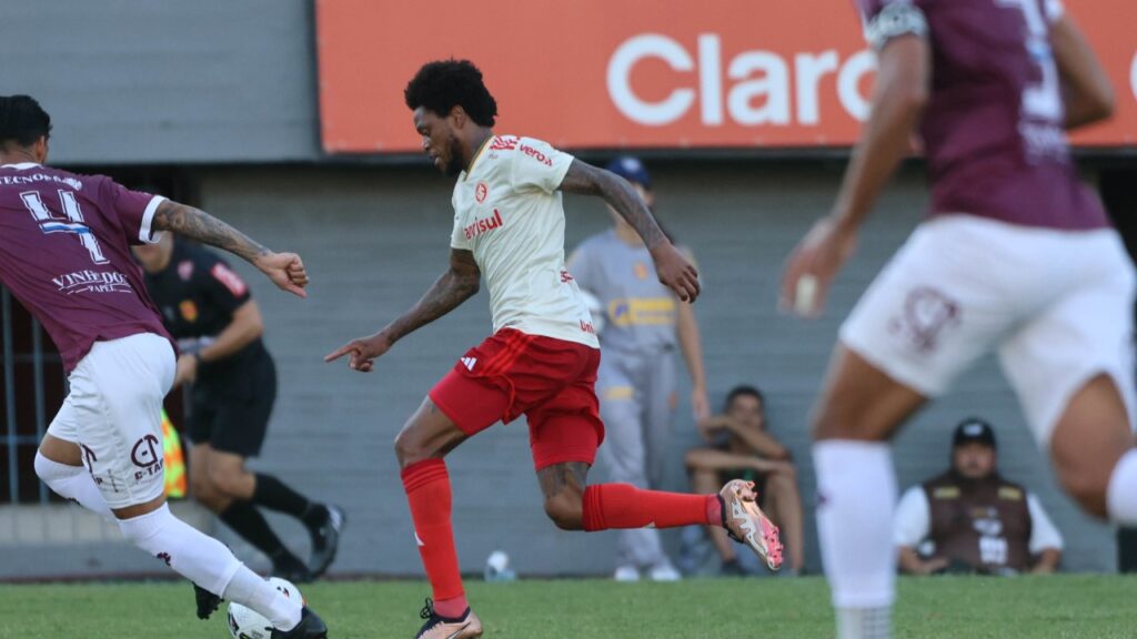 Internacional empata com o Caxias e decide vaga na final do Gauchão no Beira-Rio - Luiz Adriano enfrenta a defesa do Caxias