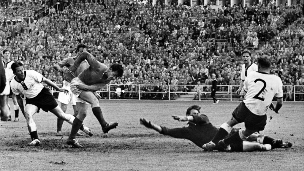 Atacante Just Fontaine marca gol na decisão de terceiro lugar da Copa do Mundo de 1958