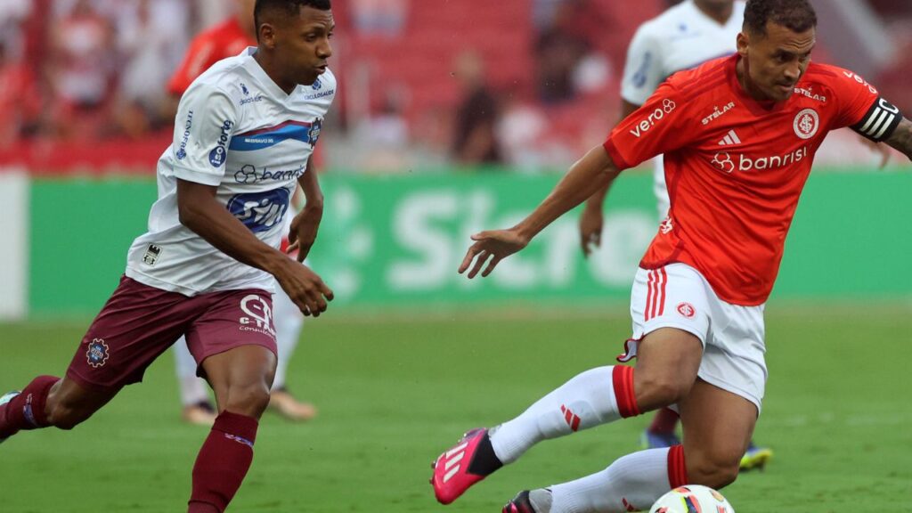 Caxias elimina o Inter: Alan Patrick em lance do jogo Internacional x Caxias na semifinal do Gauchão