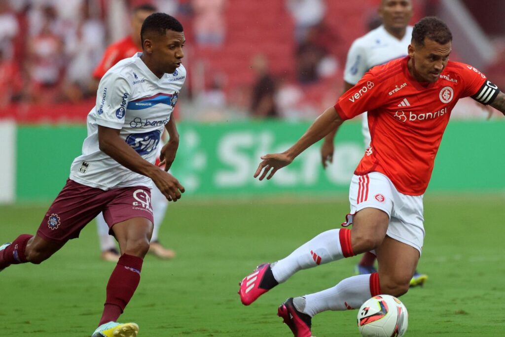 Caxias elimina o Inter: Alan Patrick em lance do jogo Internacional x Caxias na semifinal do Gauchão