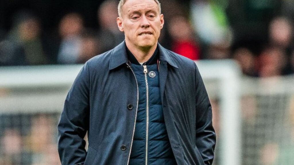 Golpe contra Scarpa: Treinador Steve Cooper, do Nottingham Forest, com agasalho no estádio