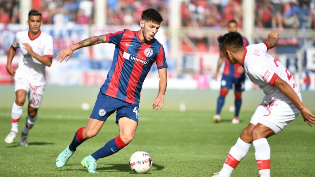 Internacional quer meia do San Lorenzo, da Argentina; confira - Martegani domina a bola com o pé esquerdo para driblar o adversário