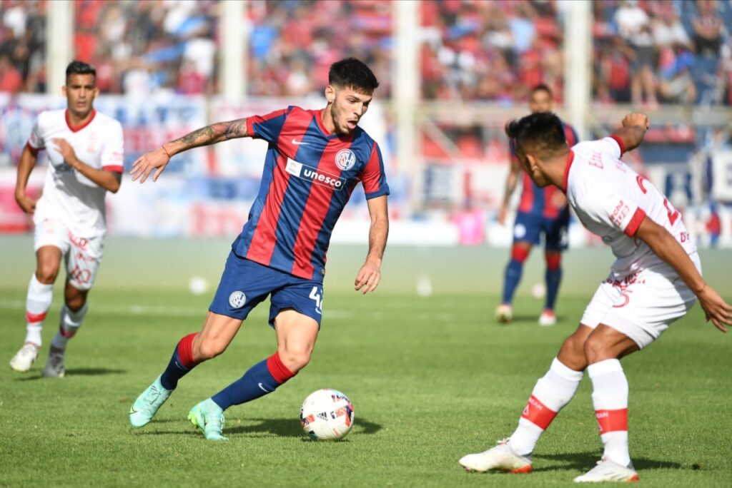 Internacional quer meia do San Lorenzo, da Argentina; confira - Martegani domina a bola com o pé esquerdo para driblar o adversário