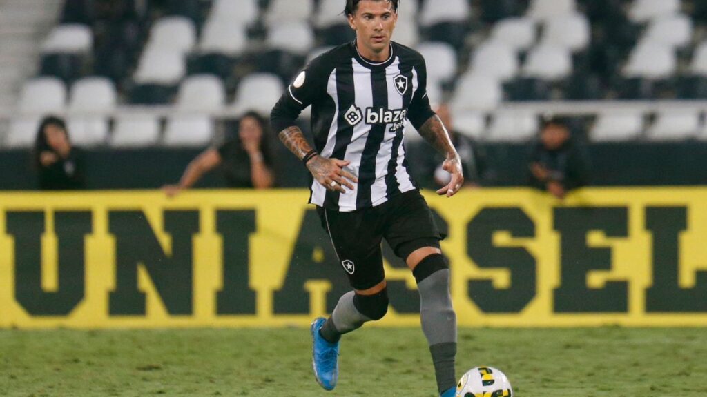 Zagueiro Victor Cuesta, do Botafogo, domina bola no Engenhão