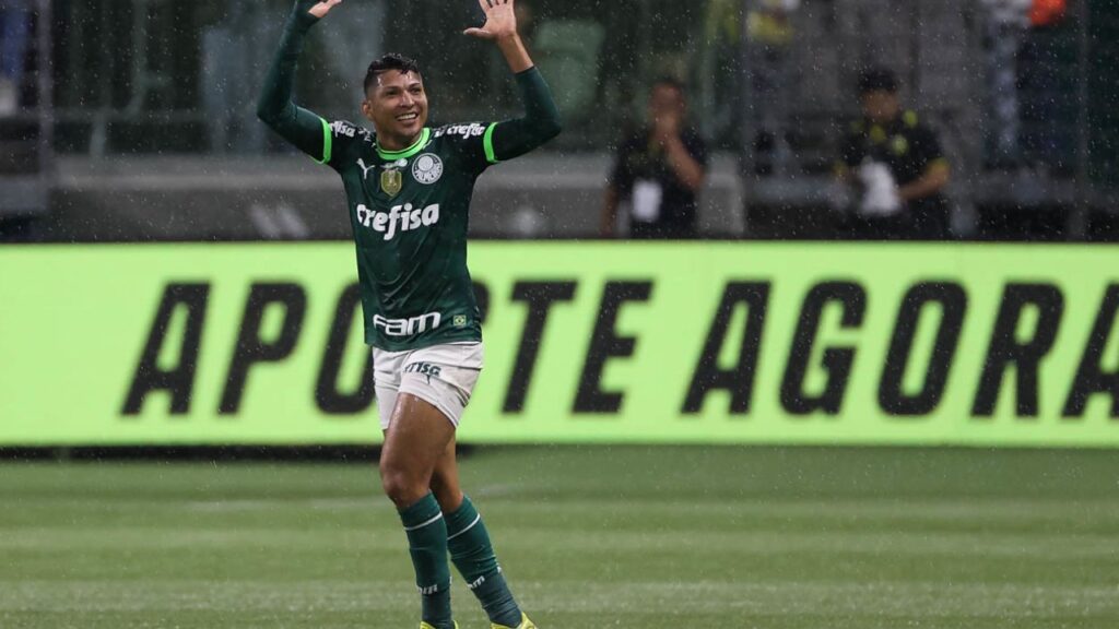 Palmeiras vence o São Bernardo: Atacante Rony, do Palmeiras, comemora gol contra o São Bernardo no Allianz Parque