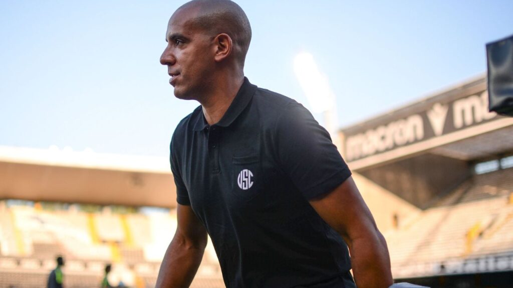 Cruzeiro contrata Pepa: treinador Pepa, no Vitória de Guimarães, à beira do gramado