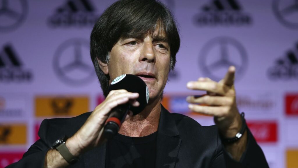 Joachim Löw no Brasil: Treinador Joachim Löw, com microfone da Seleção da Alemanha, em coletiva de imprensa