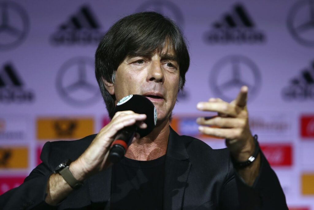 Joachim Löw no Brasil: Treinador Joachim Löw, com microfone da Seleção da Alemanha, em coletiva de imprensa