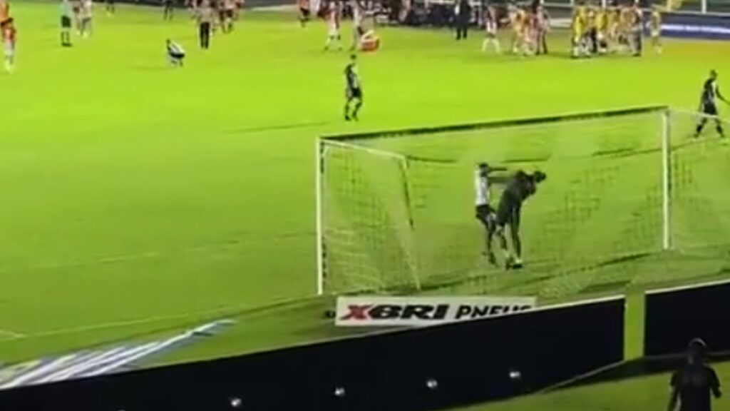 Torcedor agride Gabriel Gasparotto, goleiro do Figueirense