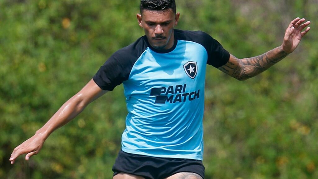 Atacante Tiquinho Soares, em treino do Botafogo