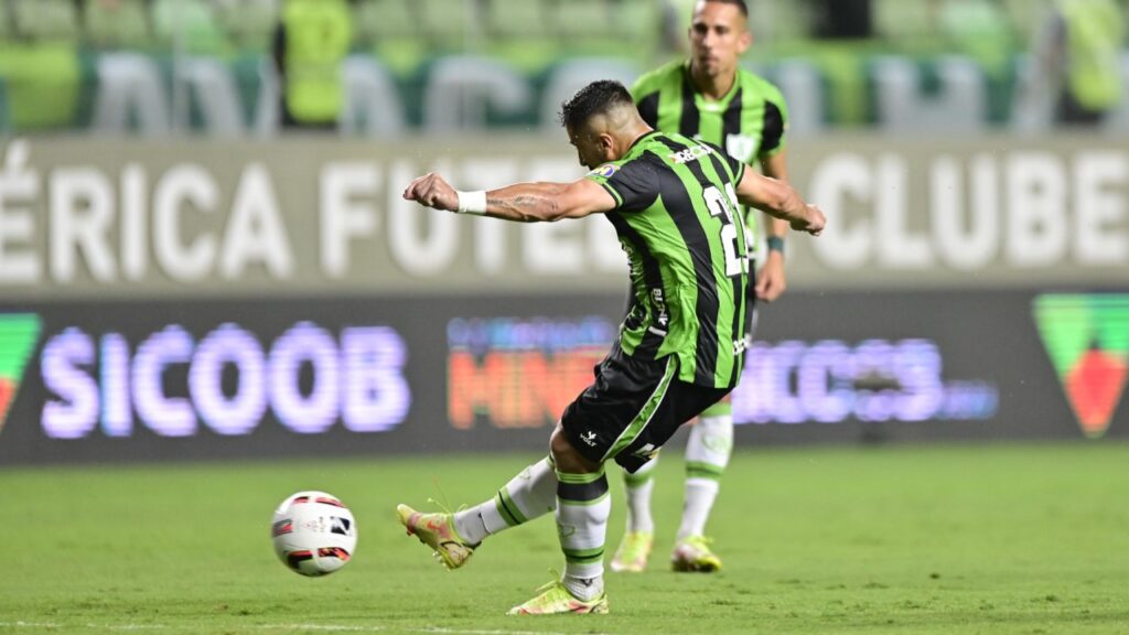 América-MG vence o Cruzeiro de novo e vai à final do Campeonato Mineiro - Aloísio, do América-MG, cobra falta que termina no 1º gol da equipe no jogo