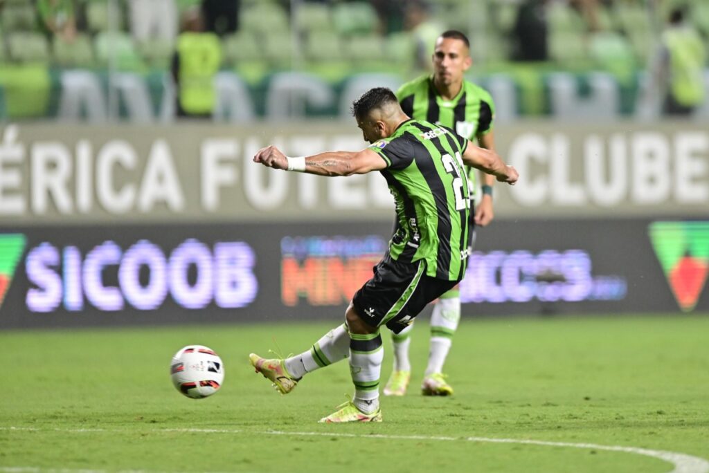 América-MG vence o Cruzeiro de novo e vai à final do Campeonato Mineiro - Aloísio, do América-MG, cobra falta que termina no 1º gol da equipe no jogo