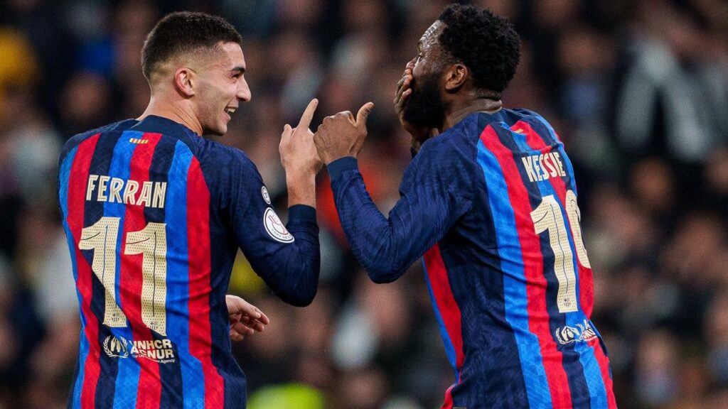 Kessié e Ferrám Torres comemoram o gol do Barcelona sobre o Real Madrid, na Copa do Rei