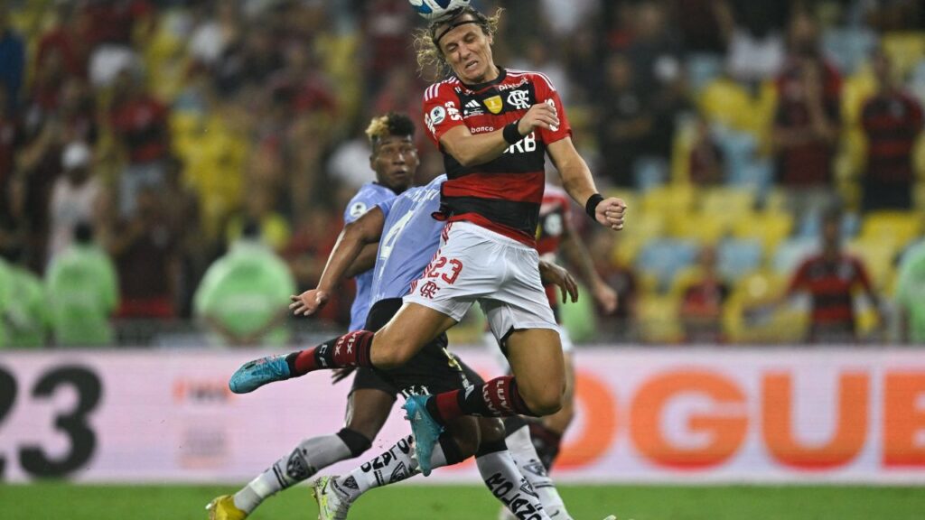 Zagueiro David Luiz, do Flamengo, em jogo contra o Independiente Del Valle