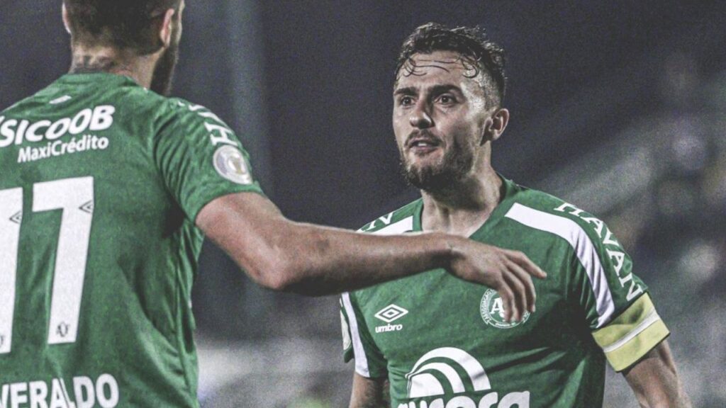 Inter quer Campanharo: Meia Gustavo Campanharo da Chapecoense, em 2019, comemora gol com Everaldo