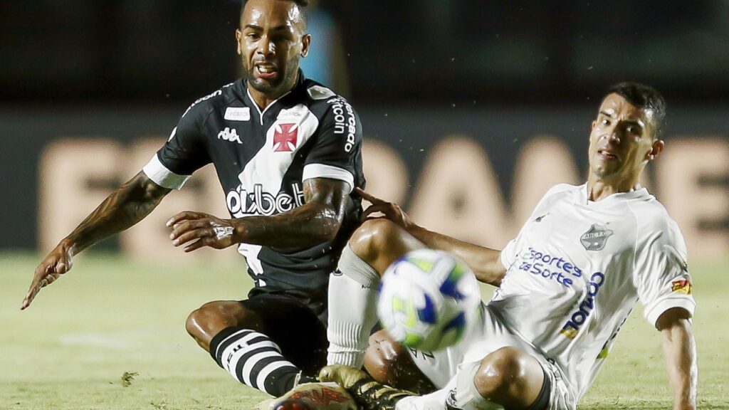 ABC elimina o Vasco nos pênaltis, em São Januário, e avança na Copa do Brasil - Alex Teixeira e atleta do ABC em disputa de bola no chão