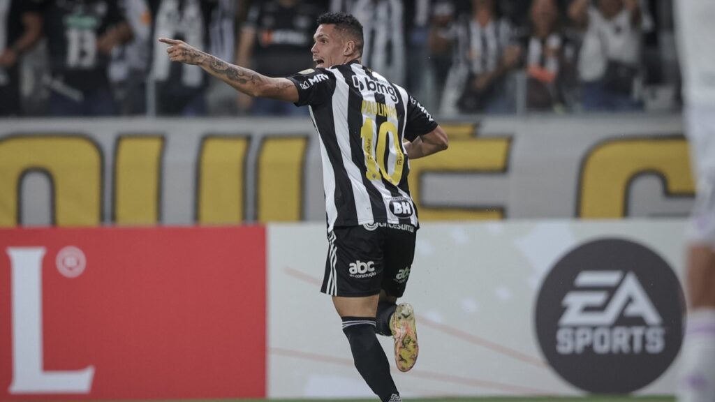 Atlético-MG vence o Millonarios e vai à fase de grupos da Libertadores - Paulinho comemora o 1º gol marcado no jogo contra o Millonarios