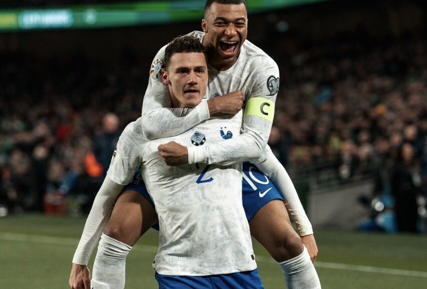 França vence Irlanda: Pavard e Mbappé comemoram gol dos Blues. Foto: Reprodução/Twitter Equipe de France