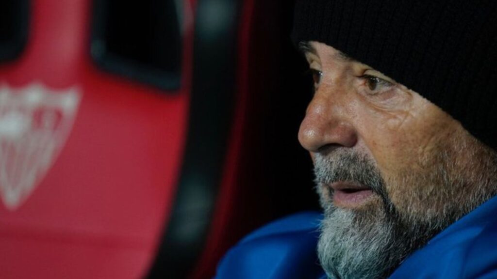Sevilla demite Jorge Sampaoli: Em 1º plano, treinador Jorge Sampaoli, do Sevilla, no banco de reservas