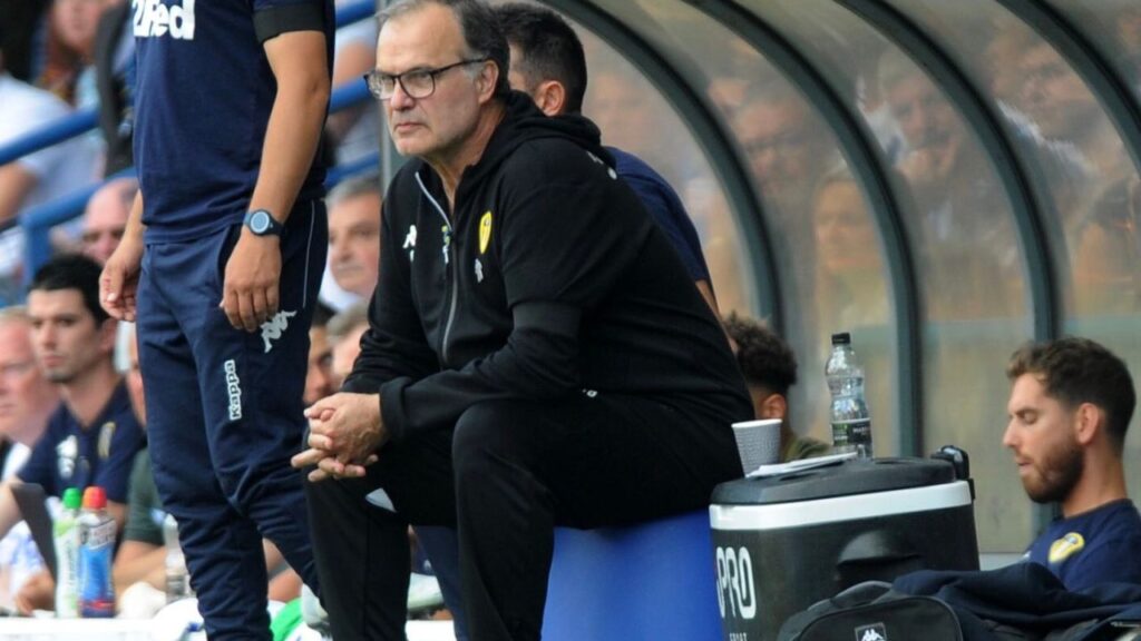 Uruguai avança por Bielsa: Treinador Marcelo Bielsa sentado na área técnica em jogo do Leeds United
