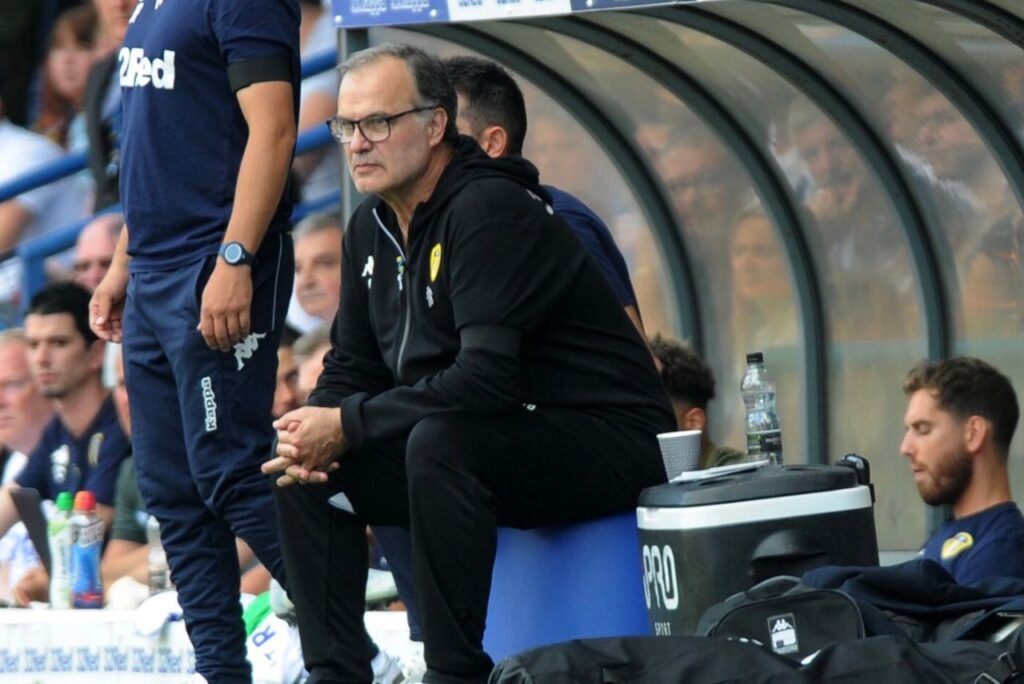 Uruguai avança por Bielsa: Treinador Marcelo Bielsa sentado na área técnica em jogo do Leeds United