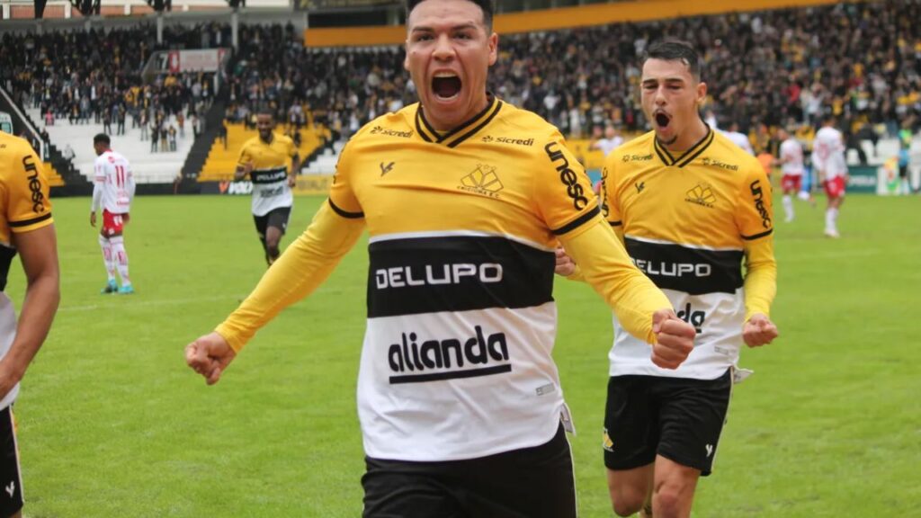 Marquinhos Gabriel volta ao Criciúma: Meia Marquinhos Gabriel comemora gol no Heriberto Hülse pelo Criciúma