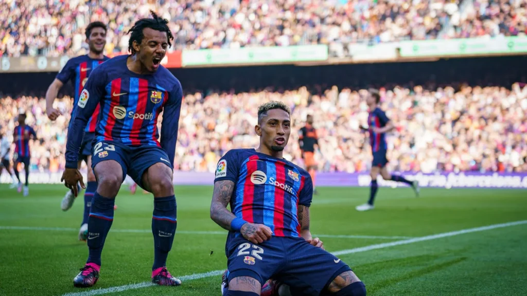 Gol de Raphinha foi decisivo; ele comemora com a torcida no Camp Nou