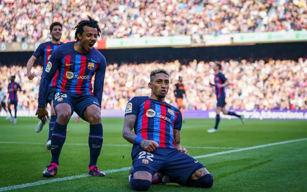 Gol de Raphinha foi decisivo; ele comemora com a torcida no Camp Nou