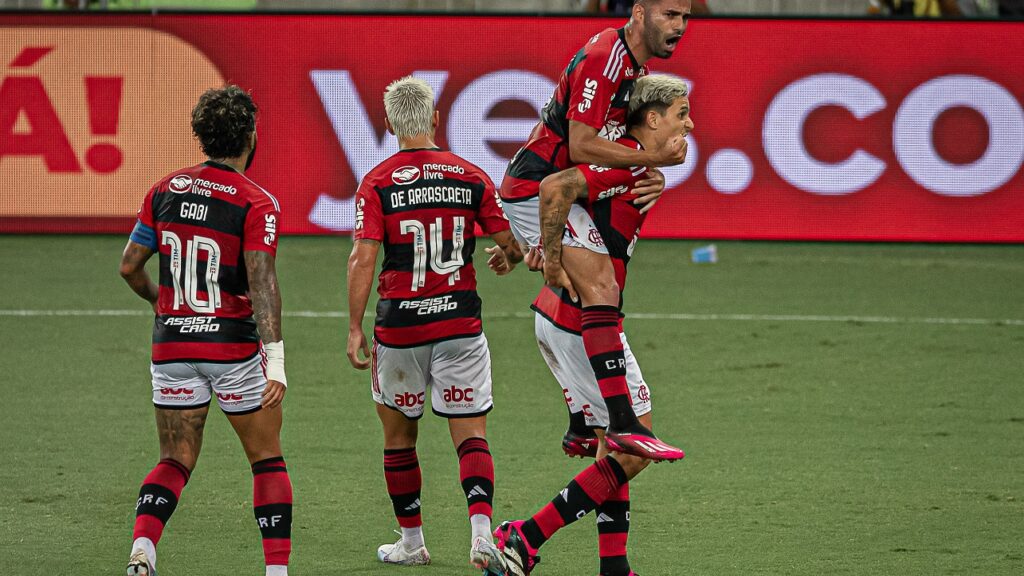 Flamengo vira sobre o Vasco e sai em vantagem na semifinal do Carioca