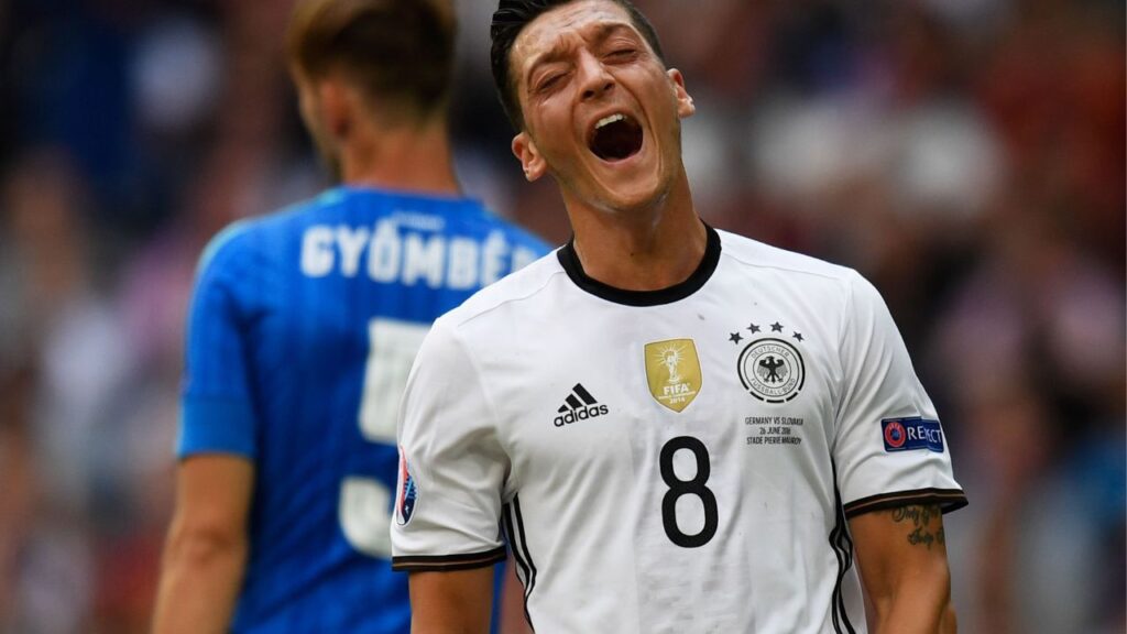 Özil anuncia aposentadoria: Mesut Özil em jogo da Seleção Alemã contra a Eslováquia