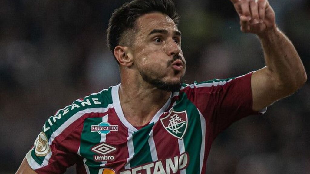 Willian Bigode se defende: Atacante Willian Bigode, do Fluminense, em primeiro plano, comemora gol com dedo em riste