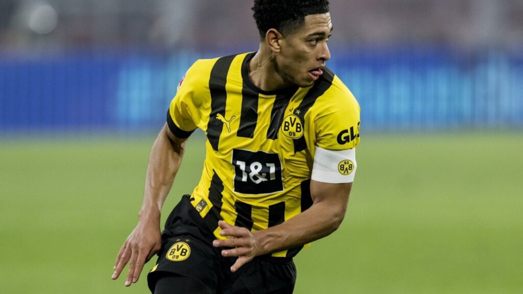 Bellingham no Real Madrid? Dortmund pede valor altíssimo, mas Real segue confiante - Bellingham, do Borussia Dortmund, em partida pelo time alemão