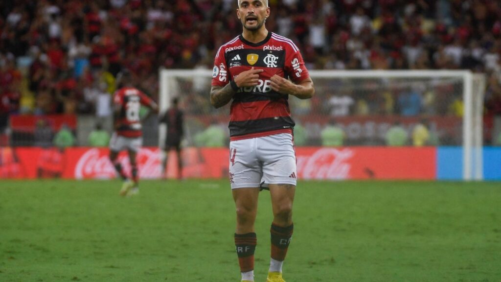 Meia Giorgian De Arrascaeta em jogo do Flamengo contra o Independiente Del Valle