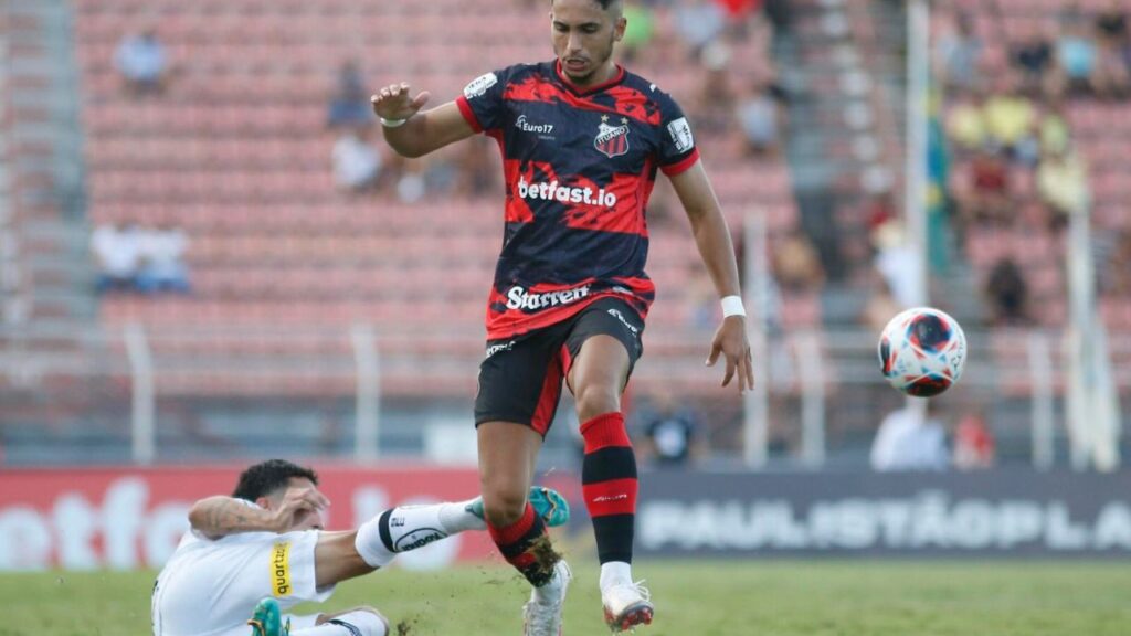 São Paulo avança por Raí Ramos: Lateral direito Raí Ramos, do Ituano, em lance do jogo contra o Santos no Campeonato Paulista