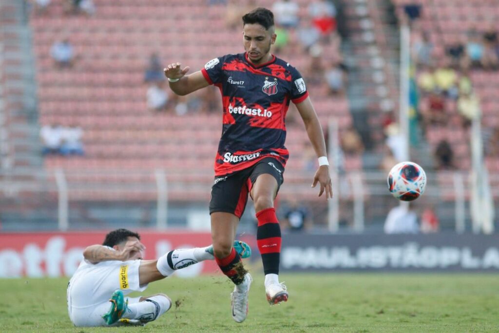 São Paulo avança por Raí Ramos: Lateral direito Raí Ramos, do Ituano, em lance do jogo contra o Santos no Campeonato Paulista