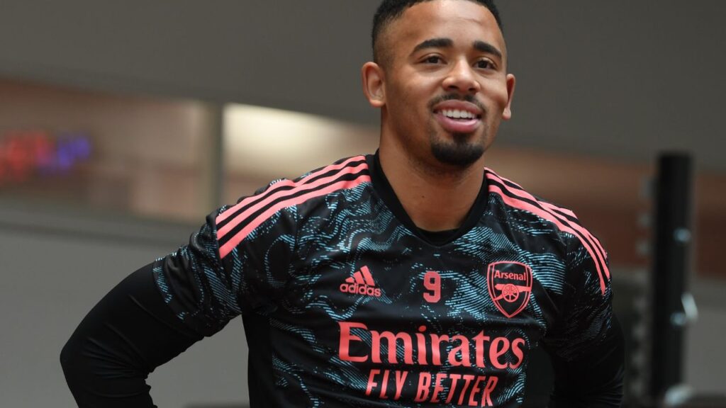 Gabriel Jesus volta aos treinos: Atacante Gabriel Jesus sorri em treino na academia do Arsenal