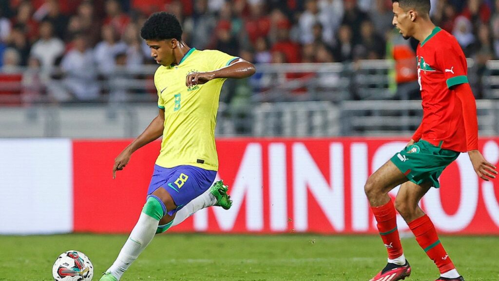 Estreante, volante Andrey Santos em jogo da Seleção Brasileira contra a Seleção Marroquina