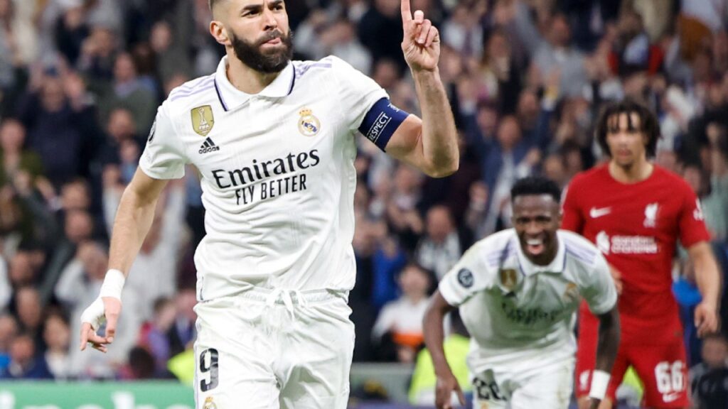 Real Madrid vence o Liverpool e avança na Champions League - Benzema marca e comemora o gol do Real Madrid, com Vini Jr ao fundo